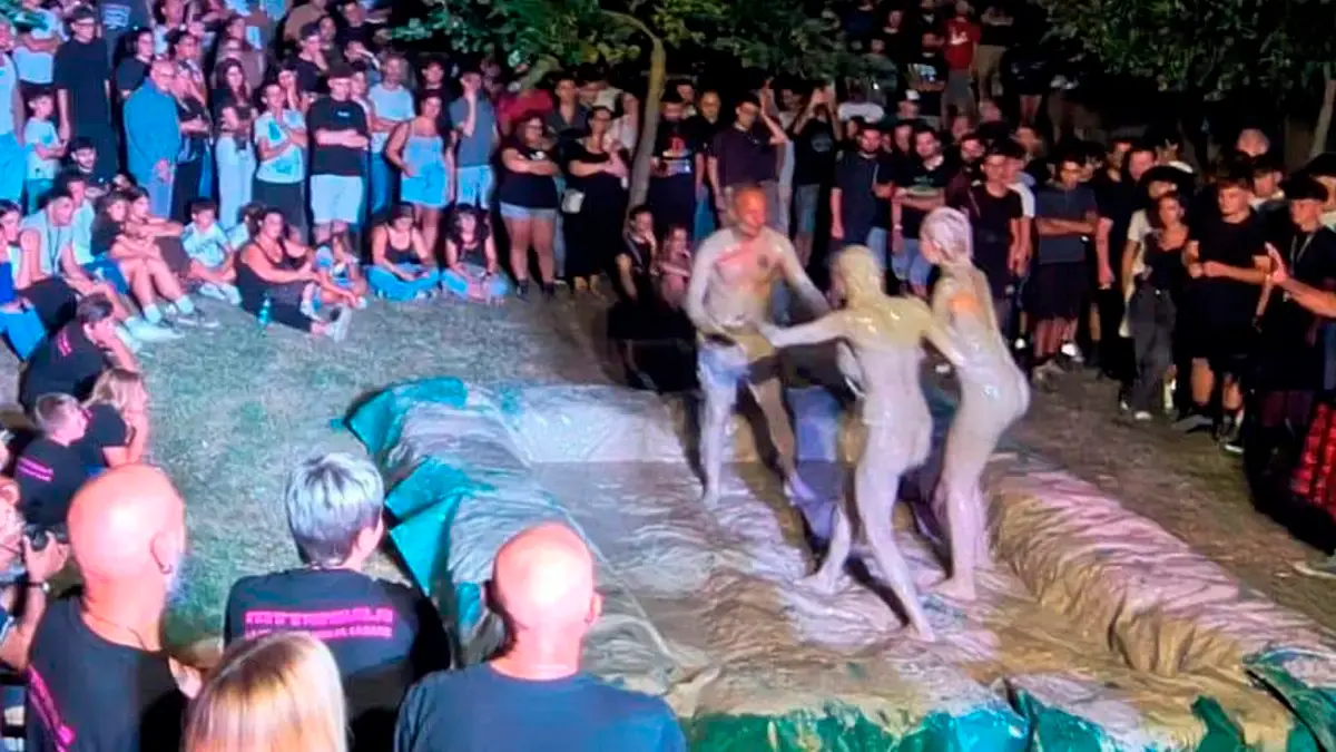 Le lottatrici nel fango alla festa
