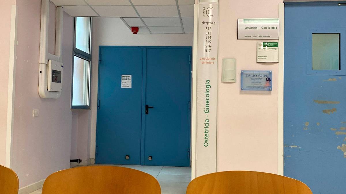 Cesena, partorisce in casa e getta il bimbo a fianco dei cassonetti dei rifiuti