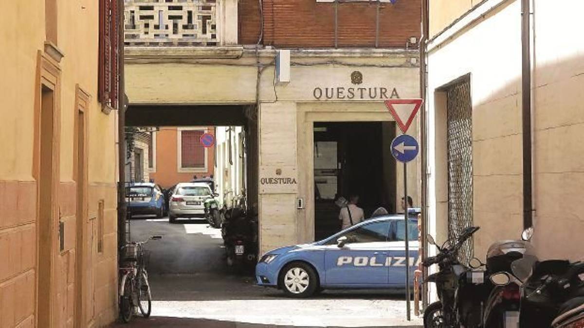 Rimini, figlio minore sorpreso alla guida, papà questore nei guai per le pressioni