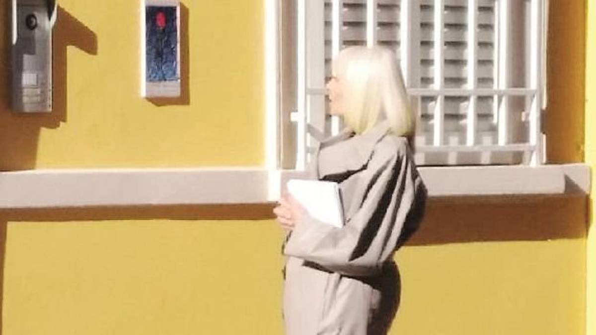 Carramba che sorpresa c’è Raffaella davanti a casa del maestro Muti