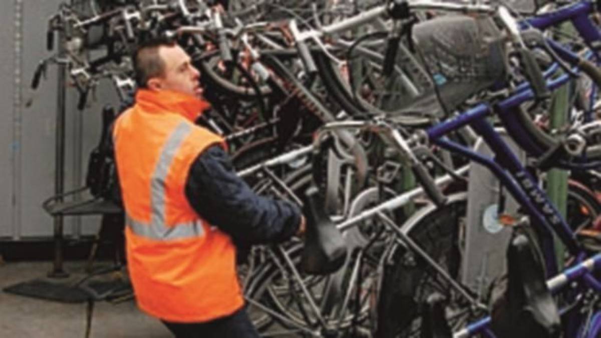 Un parcheggio per Roberto il «ragazzo delle bici»