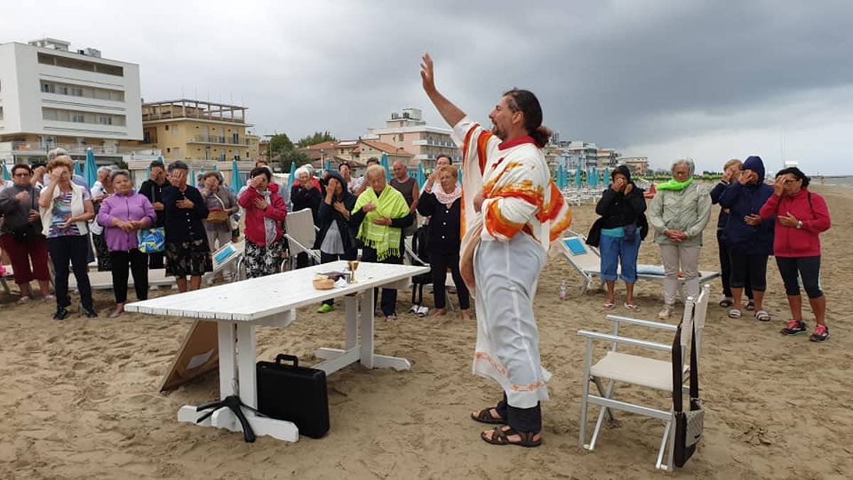 Bellaria. Messa in spiaggia col maltempo: Il sole è dentro di noi