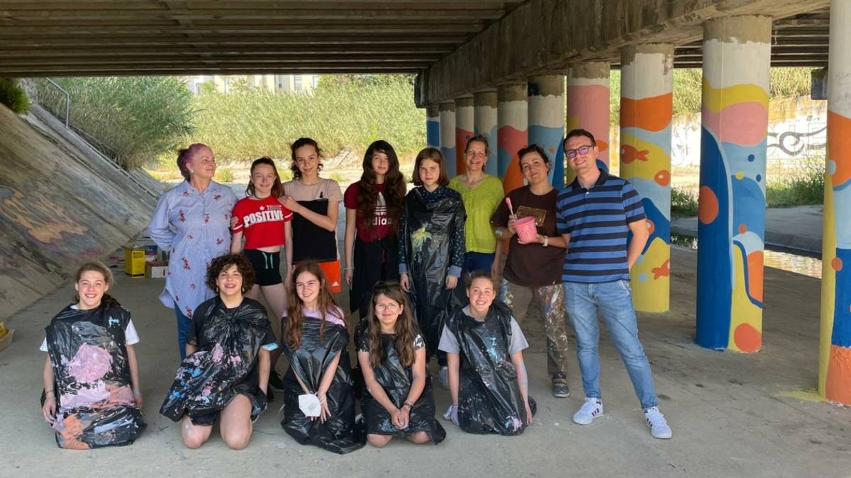 Cattolica, i ragazzi dipingono i piloni del ponte del Ventena