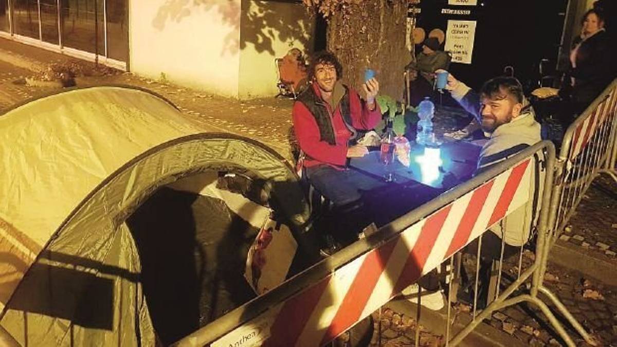 Notte in tenda per la prima del Galli. Tutte le follie per la corsa ai biglietti a Rimini