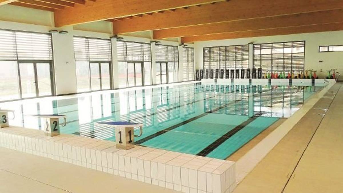 Piscina Ortignola a Imola, dipendenti a secco. Serve piano di risanamento