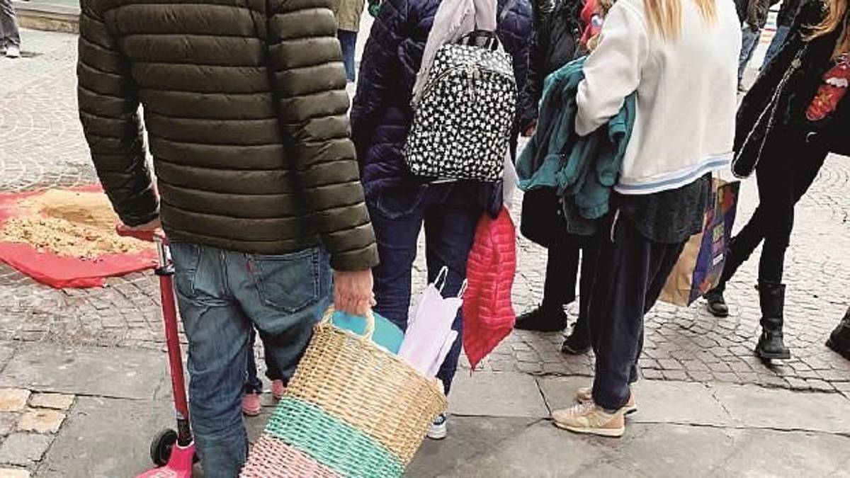 Vigilesse controllano “artista” di strada: il sindaco le contesta assieme ai passanti