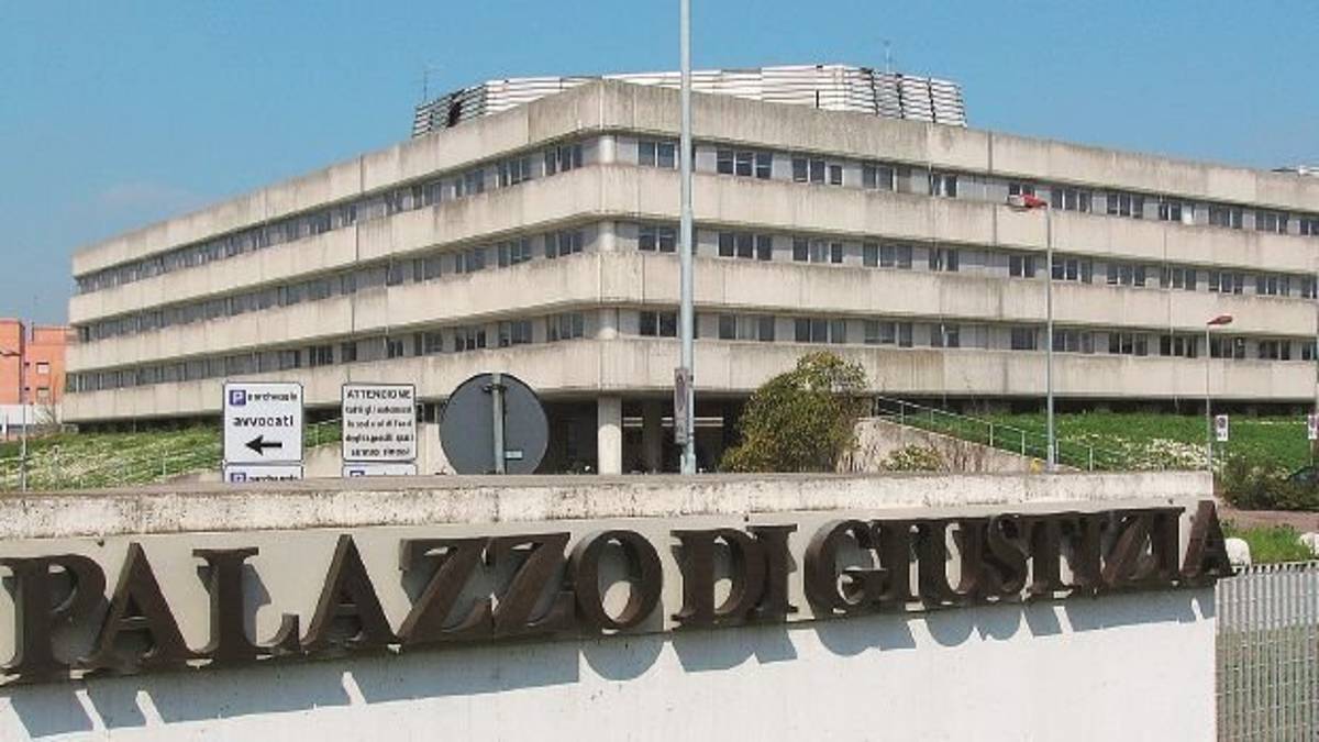 Faenza, succube della moglie per sette anni, la donna a processo per maltrattamenti