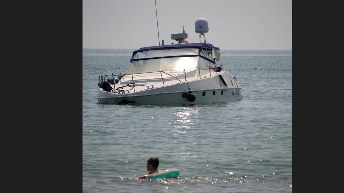 Barca arenata a Lido di Dante vicino alla riva: si teme per il carburante