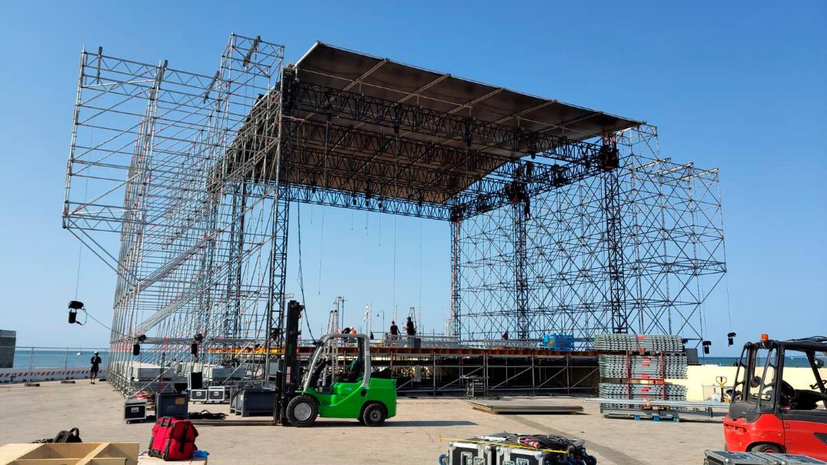 L’allestimento del palco nel piazzale Boscovich