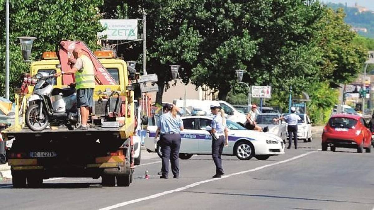 Con lo scooter tamponano furgone a Misano. Ferite due amiche di 16 e 14 anni