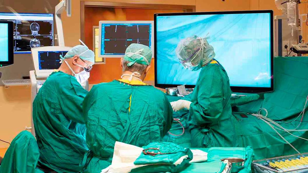 Un team di neurochirurghi in azione