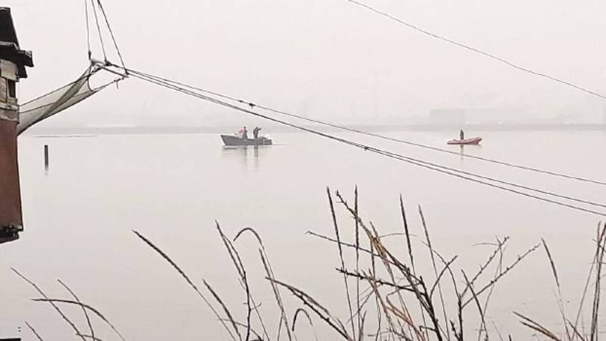 Ravenna, palancole sommerse in pialassa, affonda una barca di operai