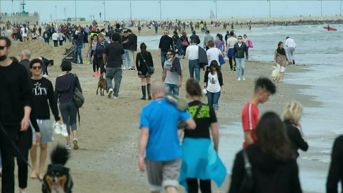 La Riviera si rianima, primo giorno in spiaggia