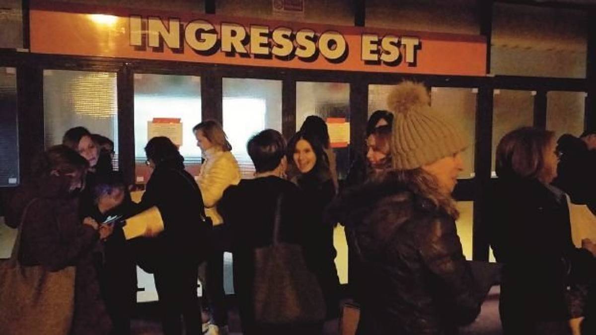 In centinaia in fila a Cesena per Flashdance. Ma lo show salta di nuovo