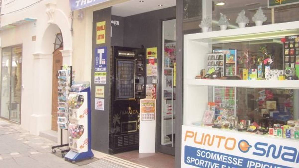 Doppio colpo dei ladri calciatori: ripuliti tabaccheria e distributore