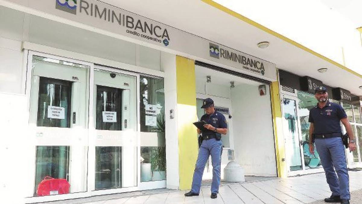 Rimini, rapinatore in fuga semina banconote: i passanti intascano parte del bottino