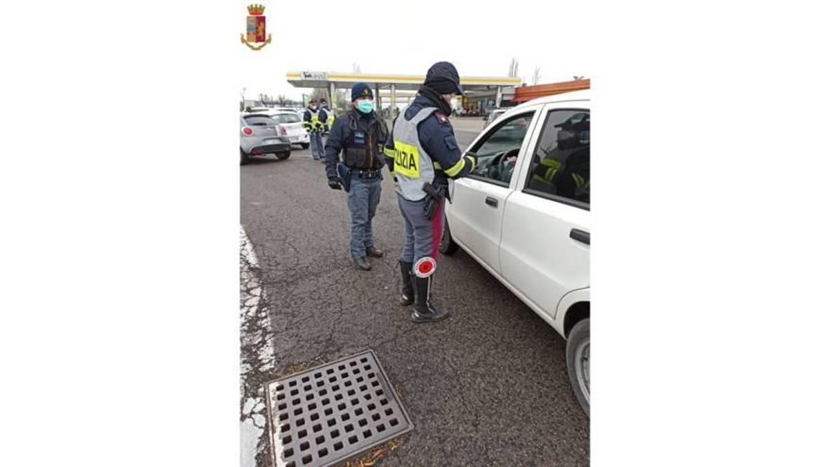 Polizia Stradale, blocchi anticoronavirus anche in autostrada all'area Sillaro Ovest