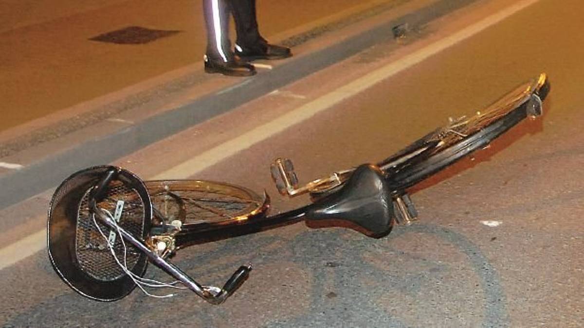 Anziana investe in bici una donna e scappa: riconosciuta dalla vittima a messa