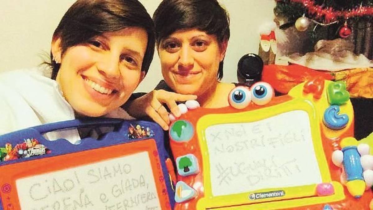 Riccione, il Comune nega il doppio cognome: due mamme ricorrono al Tribunale
