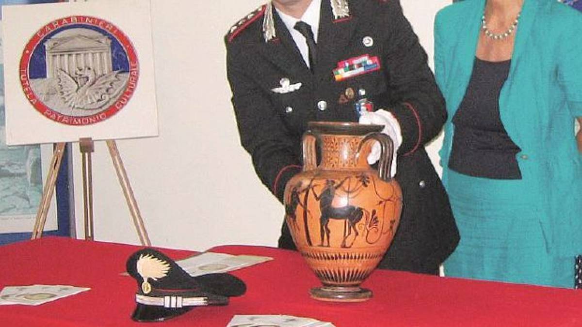 Rimini, offre vaso antico a mago dei trapianti, l’amico paziente muore, sorvegliato speciale chiede i soldi