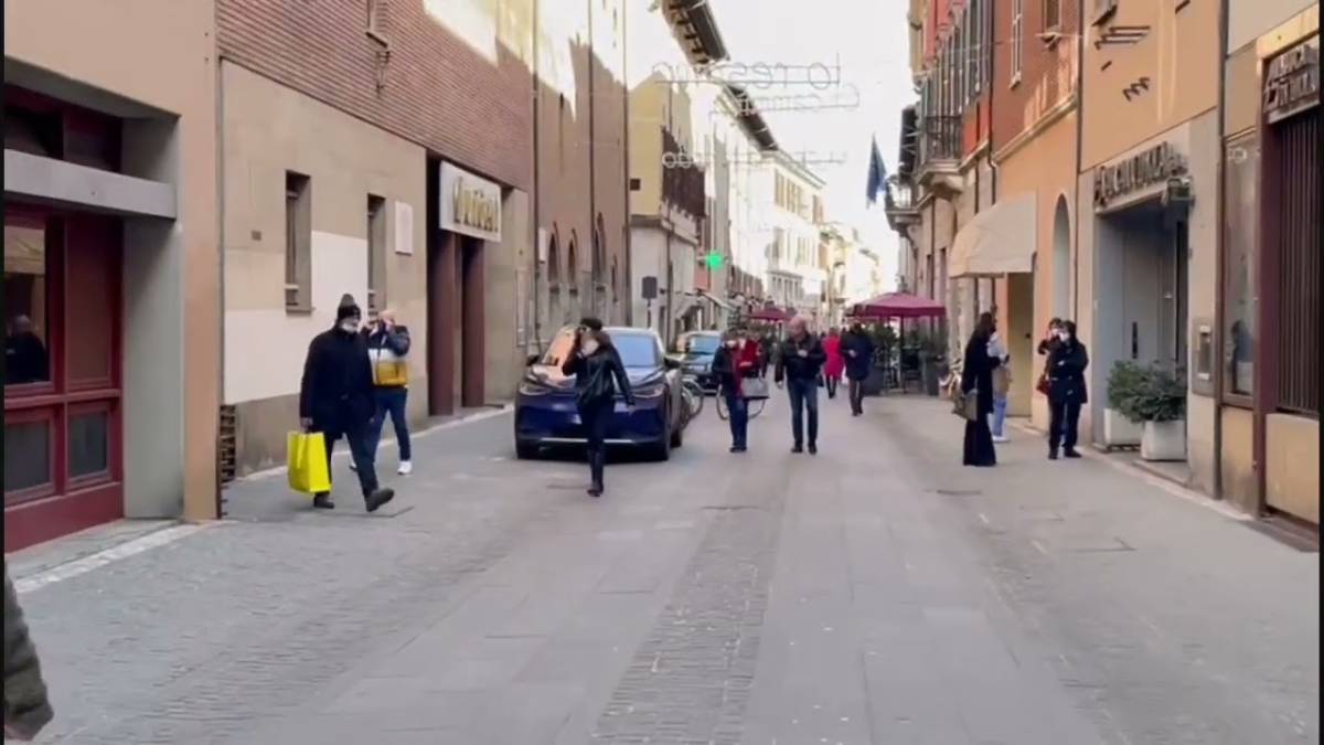 Imola, primo giorno senza mascherine obbligatorie all'aperto: per prudenza c'è chi le porta ancora VIDEO