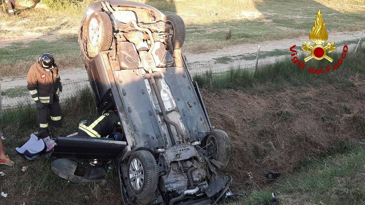 Forlì, incidente in autostrada: auto si ribalta nel fosso con a bordo una famiglia di 5 persone