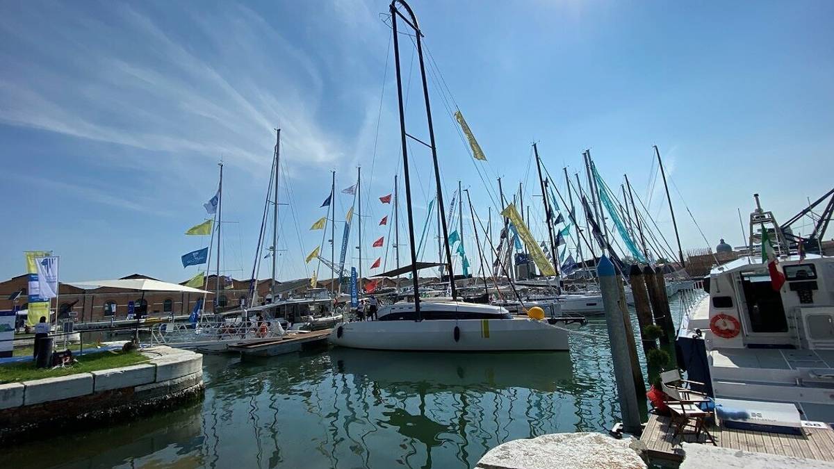 Stramba, la barca a vela con l'albero a U rovesciata arriva a Rimini