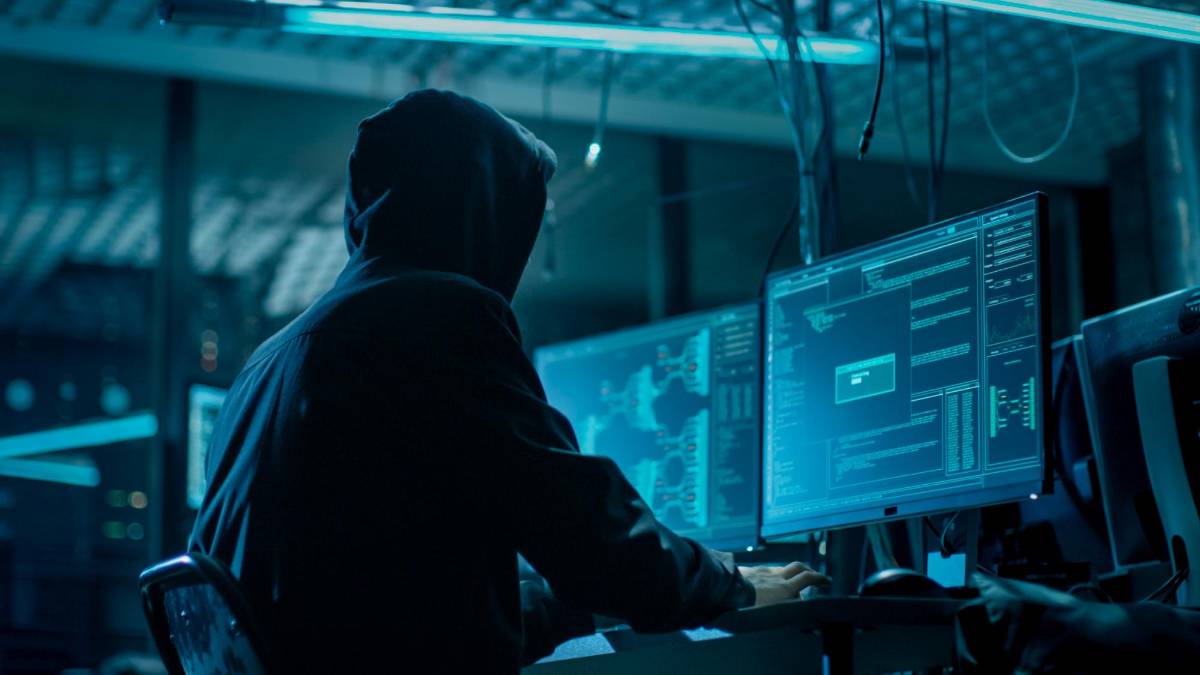 Cybersicurezza, l’allarme dell’esperto: «Siamo tutti sotto il mirino degli hacker. Basta una stampante per farli entrare»