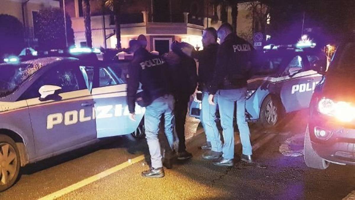 Allarme baby gang a Rimini, Il ragazzino gira armato di pistola. Era un giocattolo: procurato allarme
