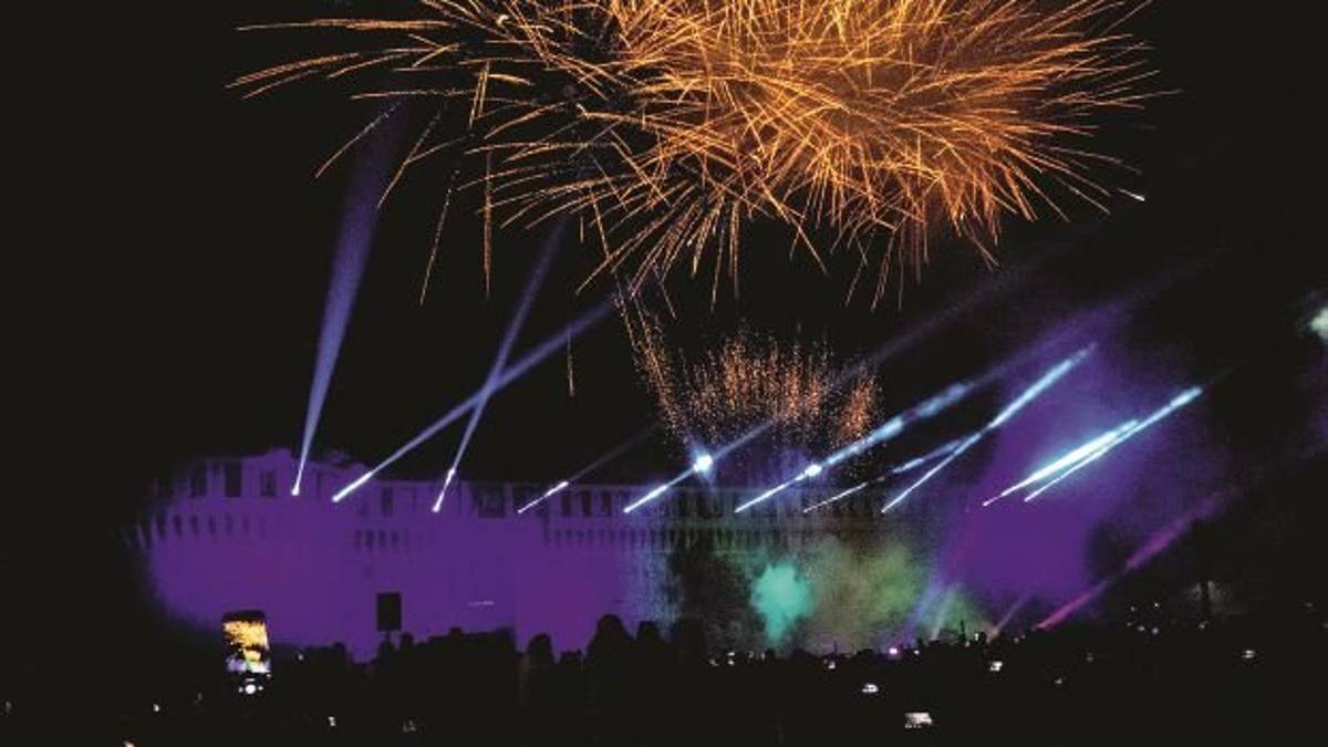 Fuochi e giochi di luce alla Rocca. In quattromila festeggiano il 2018