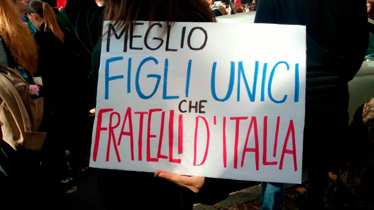 Ravenna, migliaia di manifestanti in marcia: il corteo chiede di andare sui binari, stop delle forze dell’ordine VIDEO