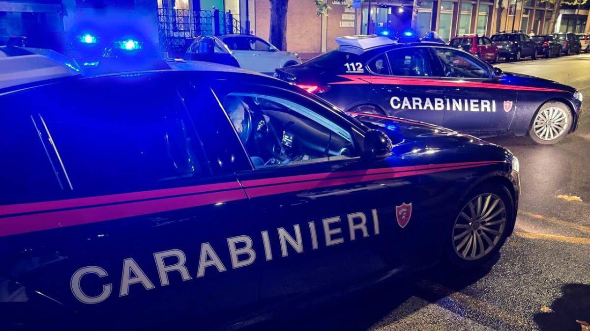 Ravenna, viola il divieto di avvicinamento all’ex e tenta un furto in casa: due arresti dei Carabinieri