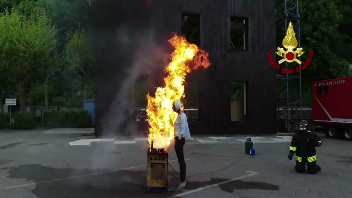 Acqua su una padella in fiamme: ecco cosa succede VIDEO