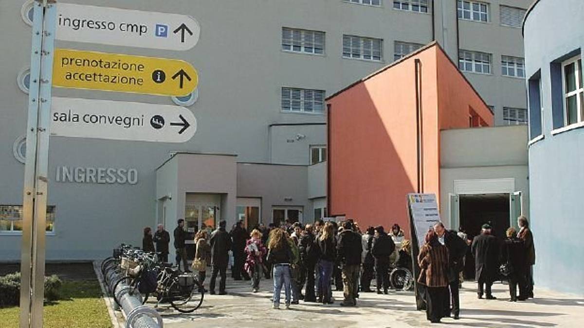 Ravenna, non riesce a prenotare una visita e prende a morsi impiegato del Cmp