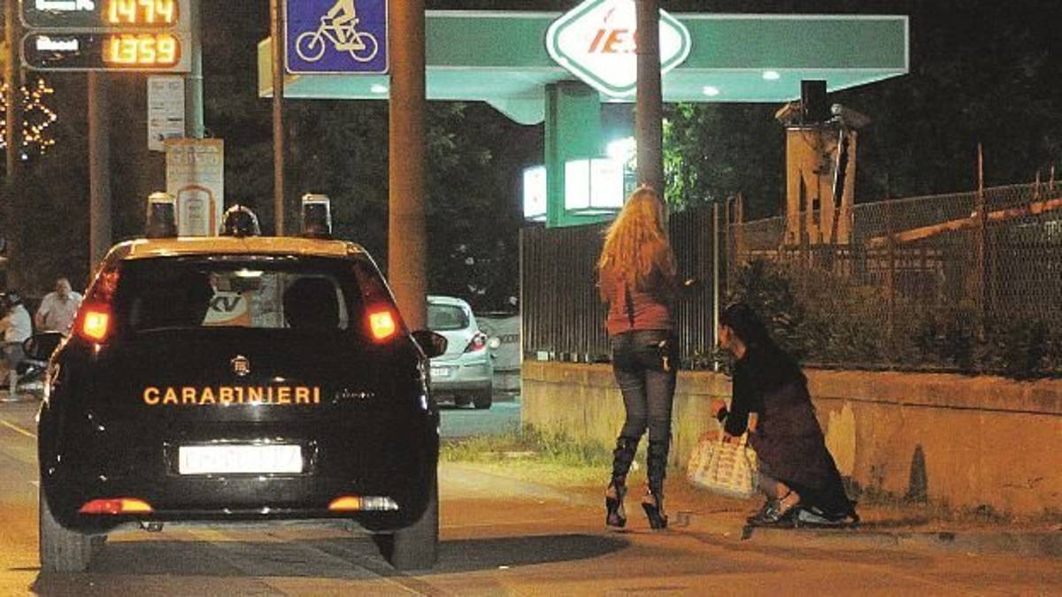 Riccione, manda a prostituirsi in strada la sorella e anche la moglie
