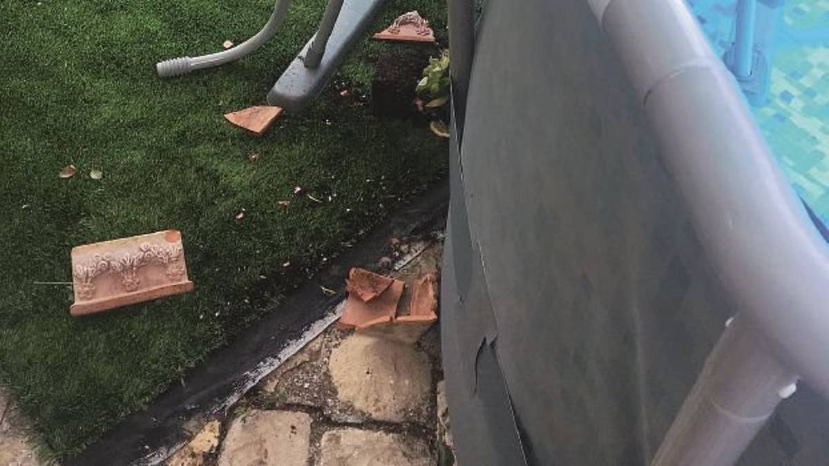 Vandali in azione a Rimini, bidoni su auto in corsa e massi in giardino