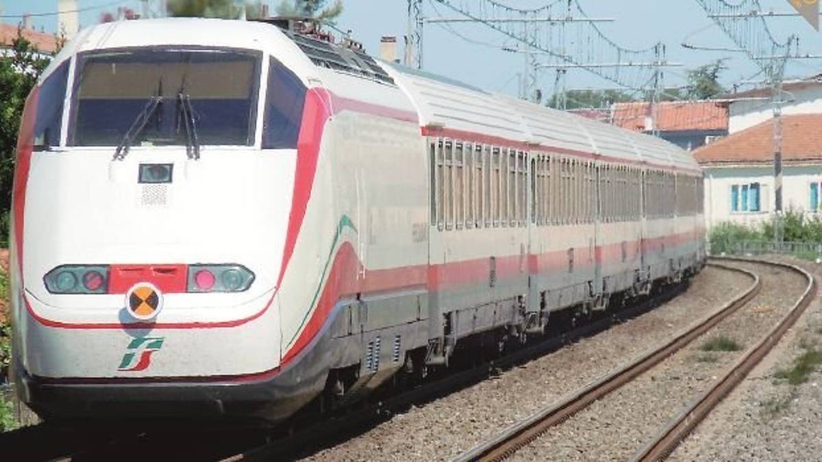 Rimini. Travolto e ucciso 21enne da un treno all'alba. Linea in tilt per ore