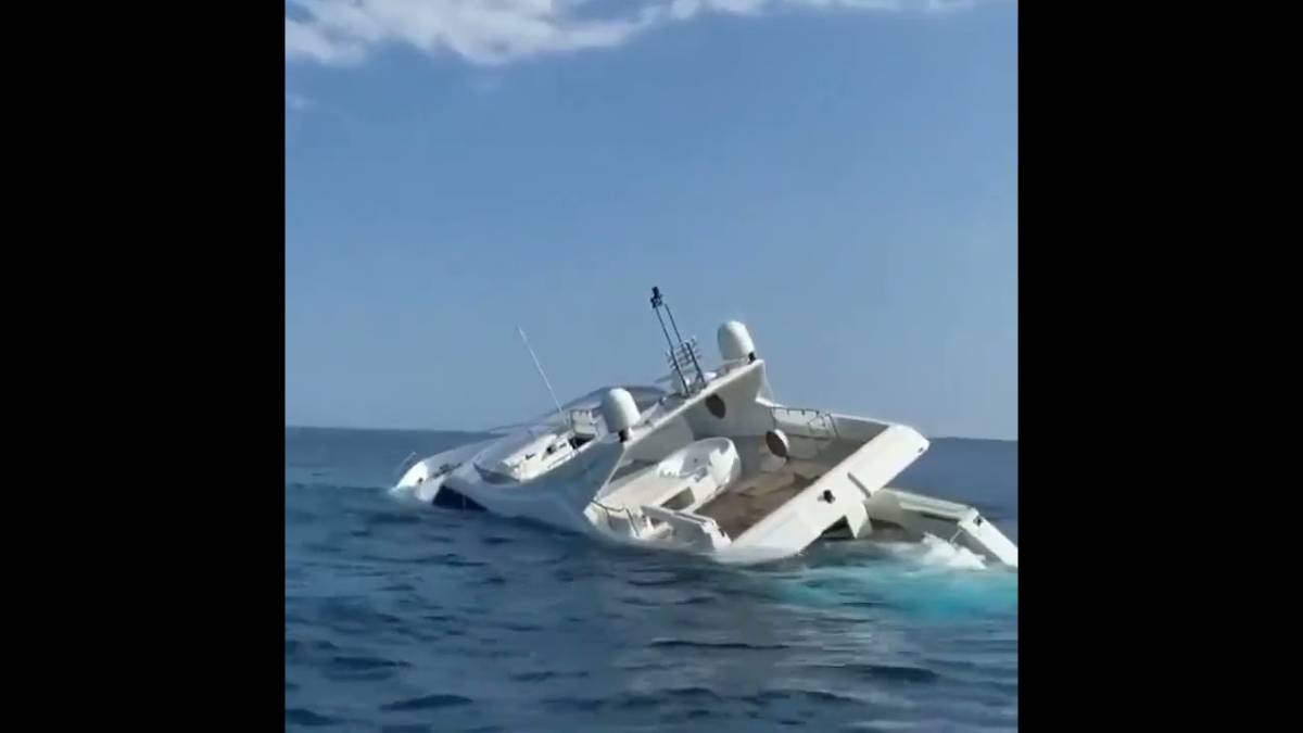 Yacht Ferretti si incaglia in una secca e affonda in Grecia: salvi i tre passeggeri VIDEO