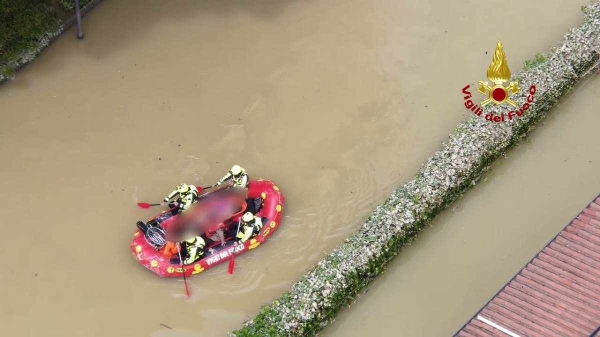 Alluvione a Forlì, il salvataggio di una bimba di 2 anni con problemi di salute a Villafranca VIDEO