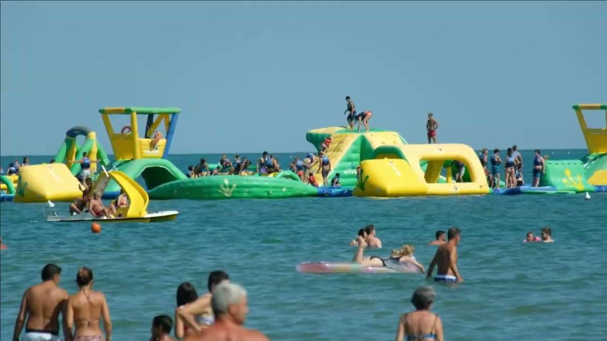 Rimini. Il Ferragosto in spiaggia VIDEO