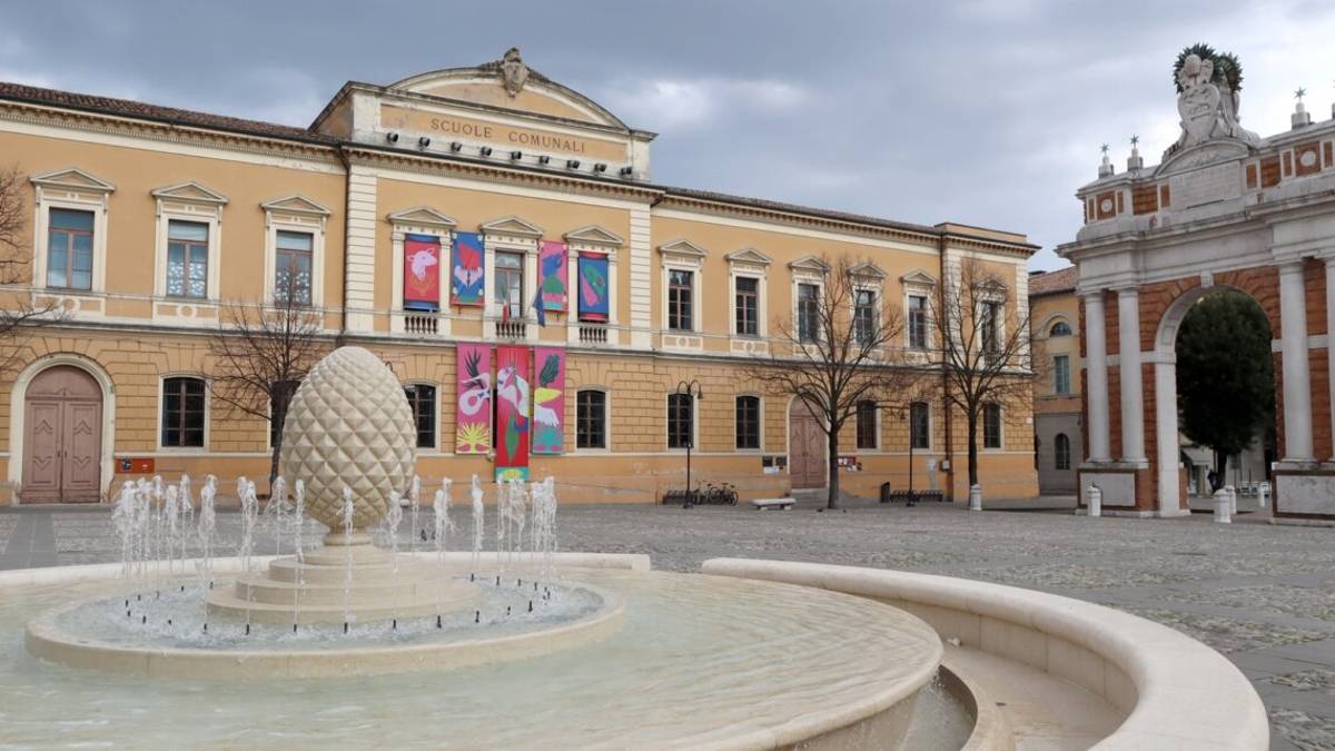 Santarcangelo, wallpainting di Iacurci sulla scuola Pascucci