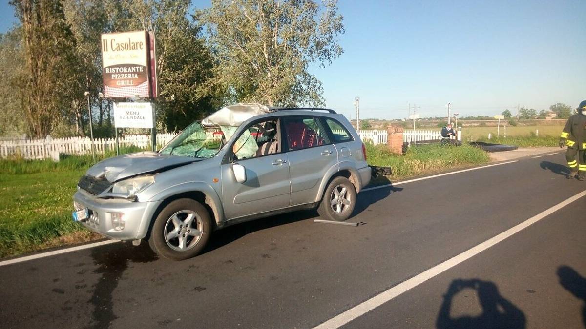 Alfonsine, furgone perde carico di lamiere: morta una 71enne