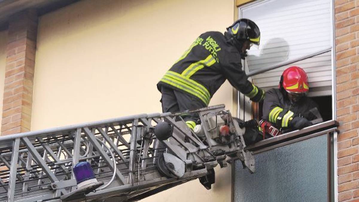 Scoppia incendio in un garage a Godo, salvata 91enne oltre a un cane e a un gatto