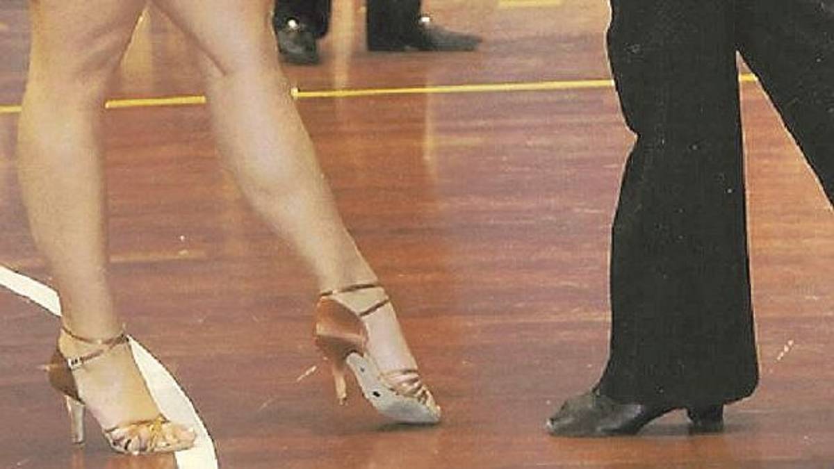 Geloso della foto con il maestro di ballo colpisce la fidanzata e le spacca il naso
