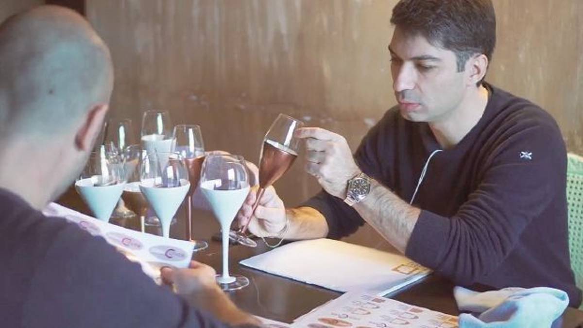 La cover che rinfresca il bicchiere e “racconta” il vino nasce in Romagna