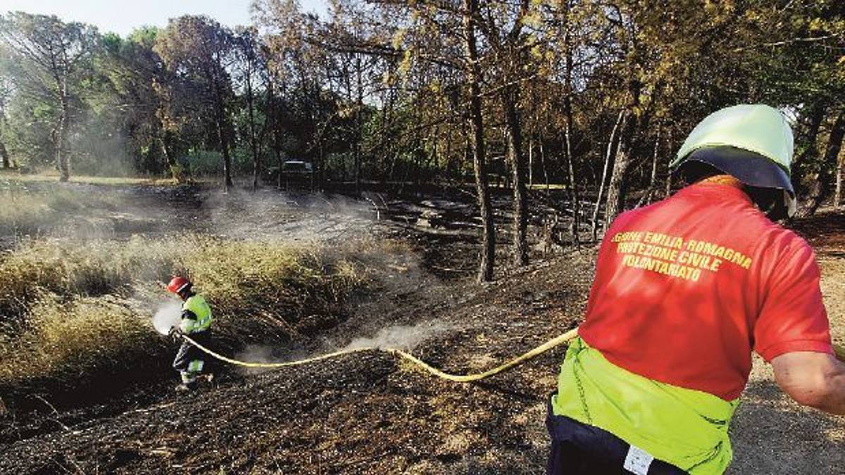 Duna di Punta Marina a fuoco per il barbecue in spiaggia, dipendente pubblica assolta