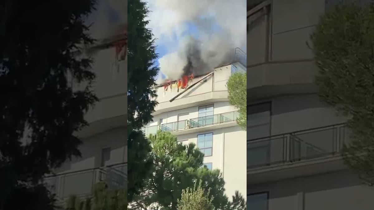 Riccione. Incendio all'hotel Maestri, fumo visibile da chilometri