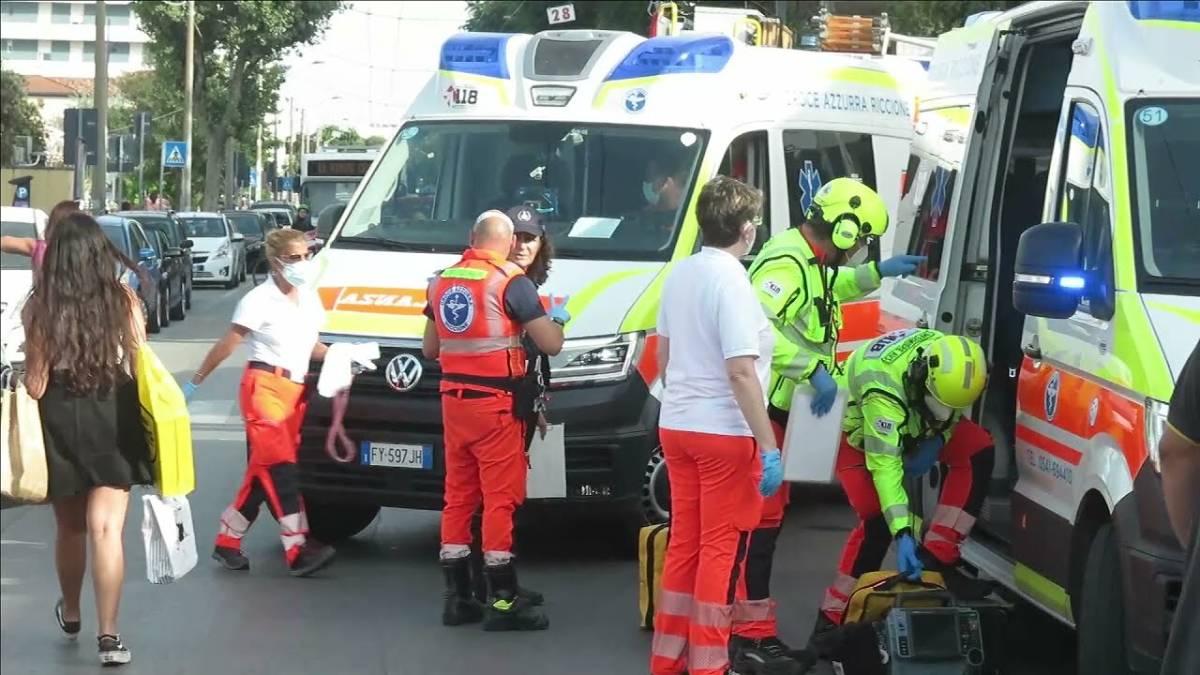 Rimini. Perde il controllo dell'auto e investe tre persone