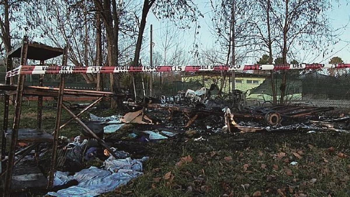 Cesenatico, la roulotte dove vive va a fuoco. E non ha un tetto perché la sua casa è affittata