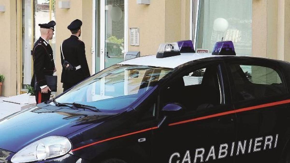 Minaccia e tenta di aggredire la vicina a Cattolica: «Ammazzo te e le bimbe che hai in casa»